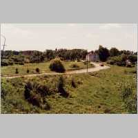 111-1412 Alletrasse, im Hintergrund der Wiese die Deutsche Strasse im Jahre 1994.jpg